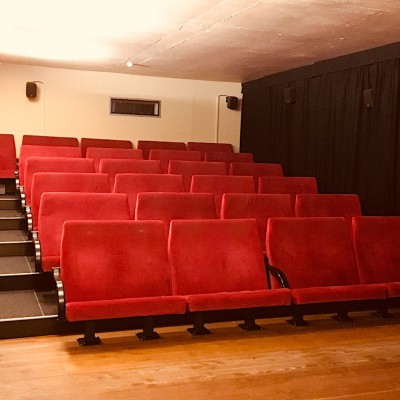 Der Kinosaal Stall, Blick auf die Sitzreihen.